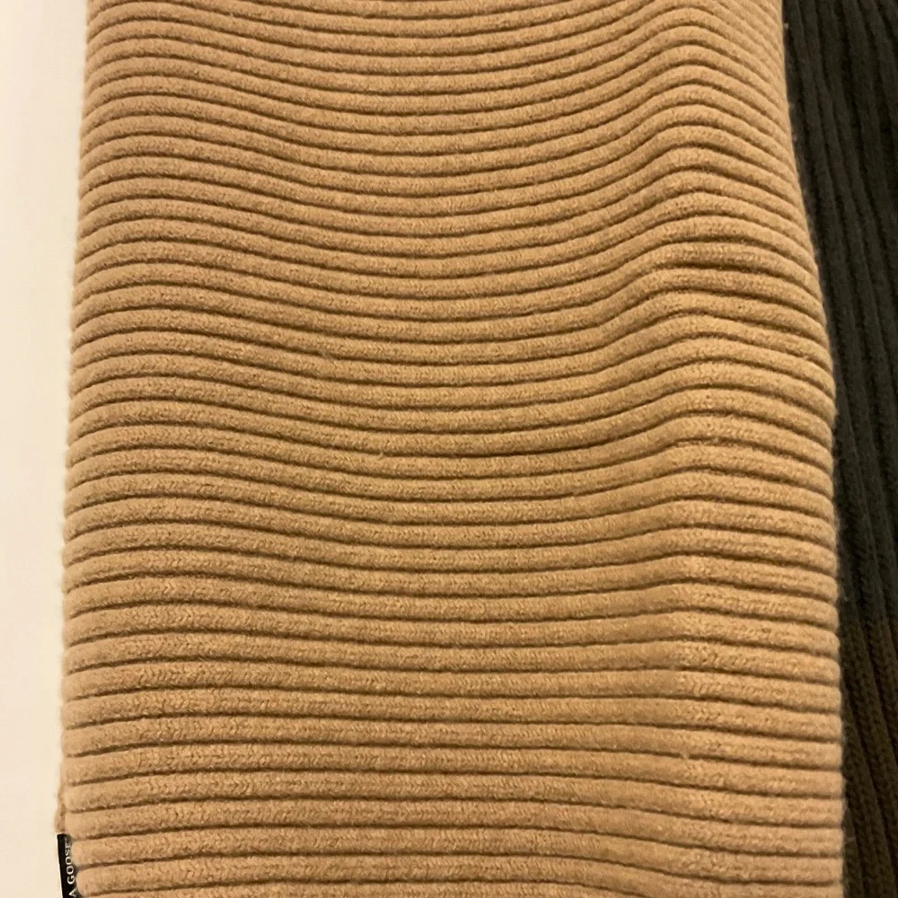 Canada Goose wool scarves, color light brown and dark green - Picture 2 of 3